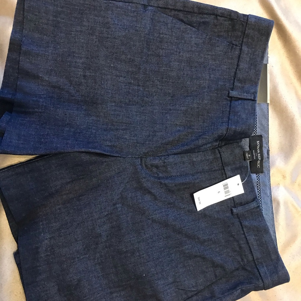 Dark denim jean shorts. Brand new size 6